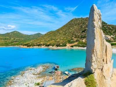 Spiaggia di Punta Molentis � Situata sull'estrema punta a sud-est della Sardegna, questa spiaggia offre paesaggi �caraibici� con le sue acque cristalline e la variegata fauna marina